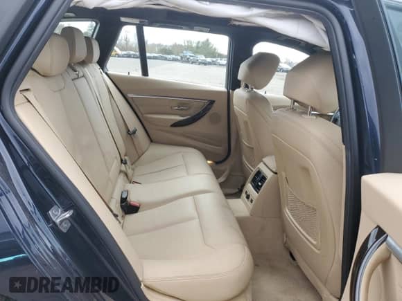 2016 BMW 3 Series 328i xDrive z VIN WBA8G5C55GK753148, wystawiony jako Copart lot #49944804 z przebiegiem 27 574 mil mil oraz . Historia ofert i sprzedaży dostępna na DreamBid. Obrazek 10.