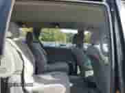 2010 Toyota Sienna CE z VIN 5TDKK4CC2AS305336, wystawiony jako Copart lot #86893375 z przebiegiem 225 105 mil mil oraz Czysty tytuł • Clean title. Historia ofert i sprzedaży dostępna na DreamBid. Obrazek 11.