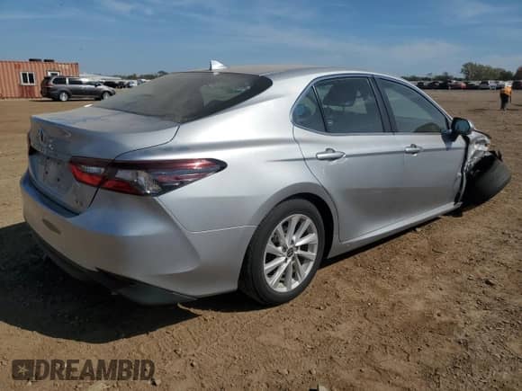 2021 Toyota Camry LE z VIN 4T1R11AK8MU455540, wystawiony jako Copart lot #82185805 z przebiegiem 16 292 mil mil oraz Szkoda całkowita • Salvage title. Historia ofert i sprzedaży dostępna na DreamBid. Obrazek 3.