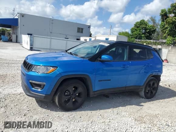 2021 Jeep Compass Latitude z VIN 3C4NJCBBXMT560071, wystawiony jako Copart lot #61250225 z przebiegiem 34 516 mil mil oraz Szkoda całkowita • Salvage title. Historia ofert i sprzedaży dostępna na DreamBid. Obrazek 1.