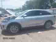 2020 Kia Sorento LX z VIN 5XYPG4A3XLG632528, wystawiony jako IAAI lot #42676755 z przebiegiem 153 220 mil mil oraz . Historia ofert i sprzedaży dostępna na DreamBid. Obrazek 13.