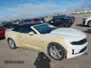 2019 Chevrolet Camaro 1LT z VIN 1G1FB3DS8K0117600, wystawiony jako IAAI lot #41174936 z przebiegiem 110 273 mil mil oraz . Historia ofert i sprzedaży dostępna na DreamBid. Obrazek 12.