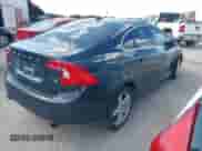 2013 Volvo S60 T5 Premier z VIN YV1612FS6D2185459, wystawiony jako IAAI lot #42867641 z przebiegiem 167 059 mil mil oraz . Historia ofert i sprzedaży dostępna na DreamBid. Obrazek 4.
