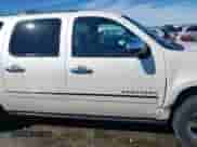 2010 Chevrolet Suburban LTZ z VIN 1GNUCKE02AR149351, wystawiony jako IAAI lot #41678458 z przebiegiem 200 789 mil mil oraz . Historia ofert i sprzedaży dostępna na DreamBid. Obrazek 14.