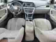 2017 Hyundai Sonata SE z VIN 5NPE24AF4HH494615, wystawiony jako Copart lot #68412895 z przebiegiem 157 927 mil mil oraz Szkoda całkowita • Salvage title. Historia ofert i sprzedaży dostępna na DreamBid. Obrazek 8.