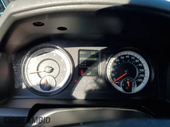 2018 Ram 1500 Express z VIN 3C6RR7KT0JG269925, wystawiony jako Copart lot #84081094 z przebiegiem 98 037 mil mil oraz Nie do naprawy • Non repairable. Historia ofert i sprzedaży dostępna na DreamBid. Obrazek 9.