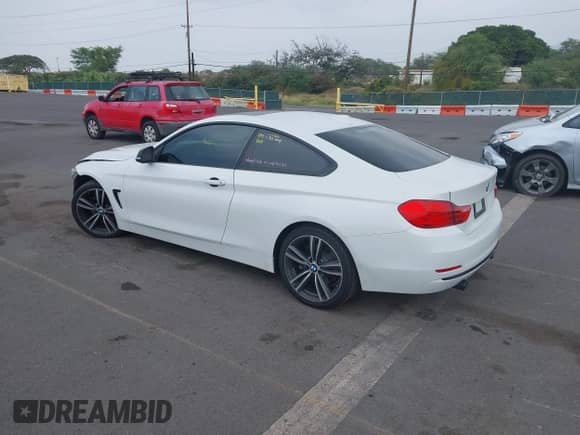 2014 BMW 4 Series 435i xDrive z VIN WBA3R5C59EK186119, wystawiony jako IAAI lot #41968020 z przebiegiem 97 187 mil mil oraz . Historia ofert i sprzedaży dostępna na DreamBid. Obrazek 3.