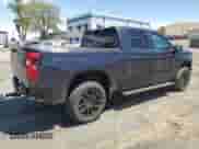 2024 Chevrolet Silverado 1500 Custom Trail Boss z VIN 3GCUDCE81RG113566, wystawiony jako Copart lot #54438685 z przebiegiem 28 275 mil mil oraz Szkoda całkowita • Salvage title. Historia ofert i sprzedaży dostępna na DreamBid. Obrazek 3.