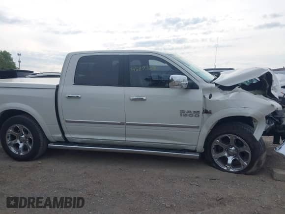 2018 Ram 1500 Laramie with VIN 1C6RR7NT1JS159292, listed as a IAAI auction lot 42893290 with 104,339 mi miles and . Bid and sale history available at DreamBid. Image 14.