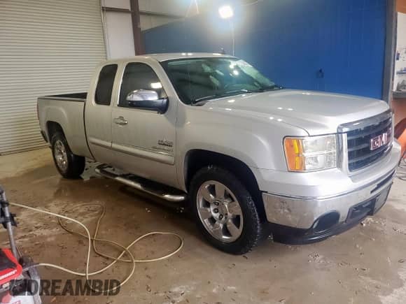 2010 GMC Sierra 1500 SLE z VIN 1GTSCVE08AZ290989, wystawiony jako Copart lot #69817275 z przebiegiem 226 178 mil mil oraz Czysty tytuł • Clean title. Historia ofert i sprzedaży dostępna na DreamBid. Obrazek 4.