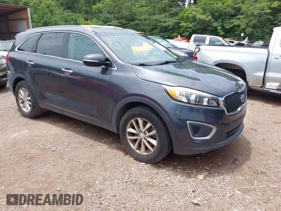 2017 Kia Sorento LX z VIN 5XYPG4A56HG230935, wystawiony jako IAAI lot #42593196 z przebiegiem 127 425 mil mil oraz . Historia ofert i sprzedaży dostępna na DreamBid. Obrazek 1.