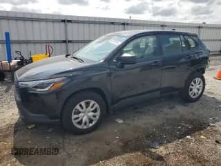 2023 Toyota Corolla Cross L z VIN 7MUAAABG1PV057404, wystawiony jako Copart lot #68169795 z przebiegiem 7 770 mil mil oraz Szkoda całkowita • Salvage title. Historia ofert i sprzedaży dostępna na DreamBid. Obrazek 1.