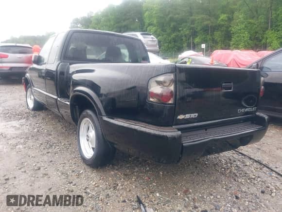 2003 Chevrolet S-10 LS z VIN 1GCCS19X838147296, wystawiony jako IAAI lot #42240776 z przebiegiem 159 943 mil mil oraz . Historia ofert i sprzedaży dostępna na DreamBid. Obrazek 3.