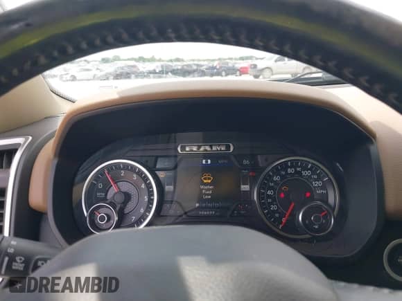 2019 Ram 1500 Big Horn z VIN 1C6SRFFT9KN874699, wystawiony jako IAAI lot #42876373 z przebiegiem 106 077 mil mil oraz . Historia ofert i sprzedaży dostępna na DreamBid. Obrazek 7.