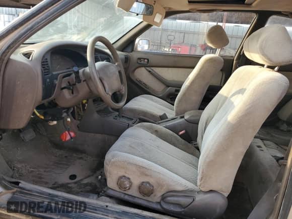 1995 Toyota Camry LE z VIN 4T1SK12C7SU548827, wystawiony jako Copart lot #64502944 z przebiegiem 215 266 mil mil oraz Szkoda całkowita • Salvage title. Historia ofert i sprzedaży dostępna na DreamBid. Obrazek 7.