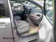 2014 Toyota Sienna XLE с VIN 5TDYK3DC3ES445310, выставлен на аукционе IAAI как лот 42749399 с пробегом 193 206 миль миль и . История ставок и продаж доступна на DreamBid. Изображение 5.