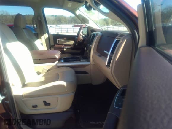 2015 Ram 1500 Laramie z VIN 1C6RR6NT5FS755037, wystawiony jako IAAI lot #41186422 z przebiegiem 128 774 mil mil oraz . Historia ofert i sprzedaży dostępna na DreamBid. Obrazek 5.