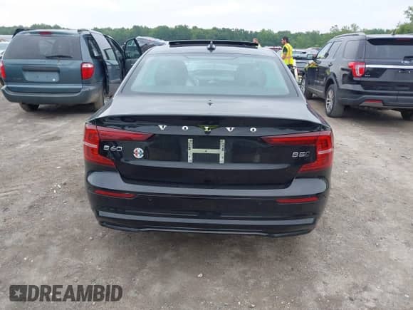 2024 Volvo S60 Core Dark Theme z VIN 7JRL12TK3RG297323, wystawiony jako IAAI lot #42514589 z przebiegiem 33 757 mil mil oraz . Historia ofert i sprzedaży dostępna na DreamBid. Obrazek 16.