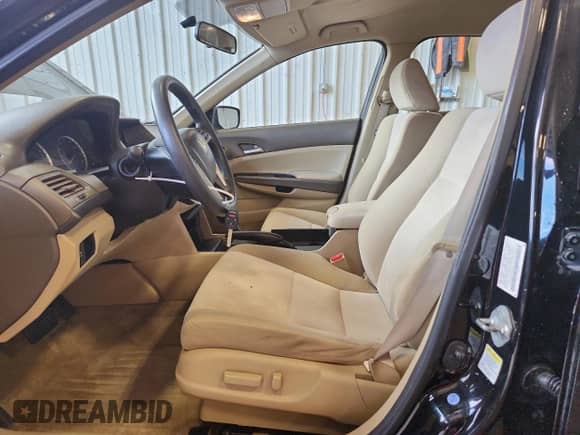 2010 Honda Accord LX-P z VIN 1HGCP2F4XAA075638, wystawiony jako Copart lot #82460965 z przebiegiem 116 963 mil mil oraz Czysty tytuł • Clean title. Historia ofert i sprzedaży dostępna na DreamBid. Obrazek 7.