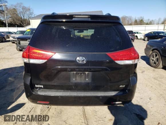 2012 Toyota Sienna XLE z VIN 5TDYK3DC6CS278292, wystawiony jako Copart lot #52770125 z przebiegiem 219 699 mil mil oraz Szkoda całkowita • Salvage title. Historia ofert i sprzedaży dostępna na DreamBid. Obrazek 10.