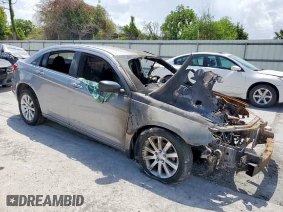 2013 Chrysler 200 Touring z VIN 1C3CCBBB6DN688727, wystawiony jako Copart lot #70674965 z przebiegiem Nie podano mil oraz Nie do naprawy • Non repairable. Historia ofert i sprzedaży dostępna na DreamBid. Obrazek 4.