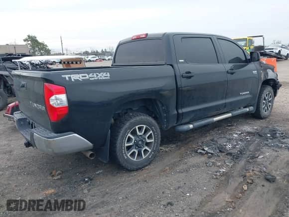 2017 Toyota Tundra SR5 z VIN 5TFDY5F16HX618434, wystawiony jako IAAI lot #41558011 z przebiegiem Nie podano mil oraz . Historia ofert i sprzedaży dostępna na DreamBid. Obrazek 4.