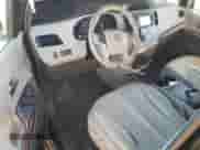 2012 Toyota Sienna XLE z VIN 5TDYK3DC6CS278292, wystawiony jako Copart lot #52770125 z przebiegiem 219 699 mil mil oraz Szkoda całkowita • Salvage title. Historia ofert i sprzedaży dostępna na DreamBid. Obrazek 14.