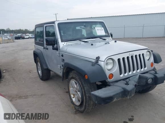 2008 Jeep Wrangler X z VIN 1J4FA24108L632149, wystawiony jako IAAI lot #43272246 z przebiegiem 122 596 mil mil oraz . Historia ofert i sprzedaży dostępna na DreamBid. Obrazek 1.