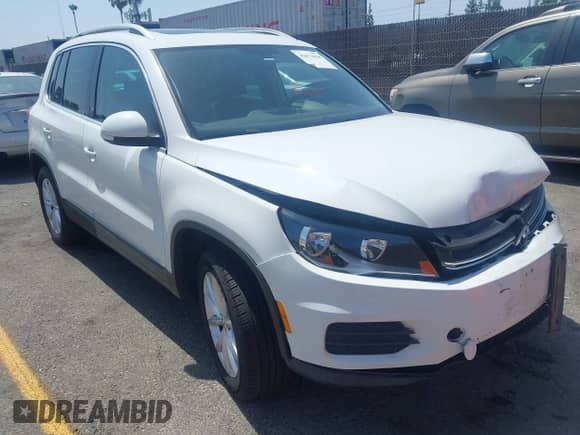 2017 Volkswagen Tiguan Wolfsburg Edition z VIN WVGRV7AX8HK019775, wystawiony jako IAAI lot #42571018 z przebiegiem 74 524 mil mil oraz . Historia ofert i sprzedaży dostępna na DreamBid. Obrazek 1.