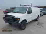 2008 Ford Econoline Cargo Commercial z VIN 1FTSE34L98DA08053, wystawiony jako IAAI lot #42277418 z przebiegiem 248 717 mil mil oraz . Historia ofert i sprzedaży dostępna na DreamBid. Obrazek 17.