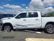 2019 Ram 1500 Big Horn z VIN 1C6SRFFT9KN665172, wystawiony jako IAAI lot #43094470 z przebiegiem 56 459 mil mil oraz . Historia ofert i sprzedaży dostępna na DreamBid. Obrazek 14.