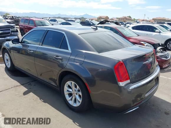 2015 Chrysler 300 Limited z VIN 2C3CCAAG3FH828879, wystawiony jako IAAI lot #43412276 z przebiegiem 166 980 mil mil oraz . Historia ofert i sprzedaży dostępna na DreamBid. Obrazek 3.