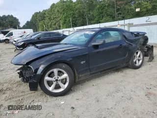 2006 Ford Mustang GT Deluxe с VIN 1ZVHT82H865148692, выставлен на аукционе Copart как лот 67680825 с пробегом 227 694 миль миль и Списание • Salvage title. История ставок и продаж доступна на DreamBid. Изображение 1.