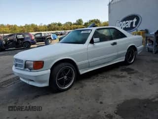 1986 Mercedes-Benz 500 z VIN WDB1260441A193622, wystawiony jako Copart lot #70292465 z przebiegiem 142 927 mil mil oraz Czysty tytuł • Clean title. Historia ofert i sprzedaży dostępna na DreamBid. Obrazek 1.