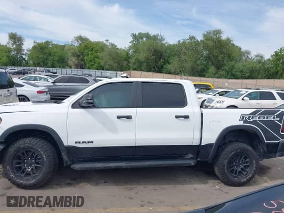 2025 Ram 1500 Rebel z VIN 1C6SRFLP9SN525209, wystawiony jako IAAI lot #42363389 z przebiegiem Nie podano mil oraz . Historia ofert i sprzedaży dostępna na DreamBid. Obrazek 15.