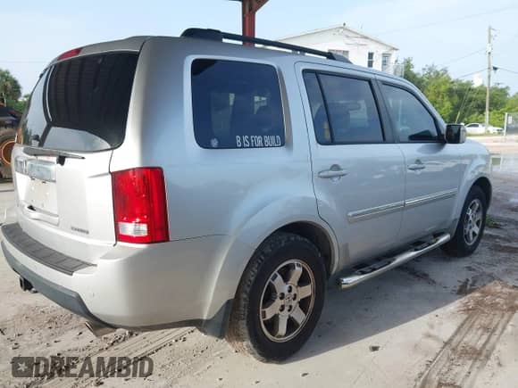2009 Honda Pilot Touring with VIN 5FNYF38839B022943, listed as a IAAI auction lot 42443006 with 199,184 mi miles and . Bid and sale history available at DreamBid. Image 4.