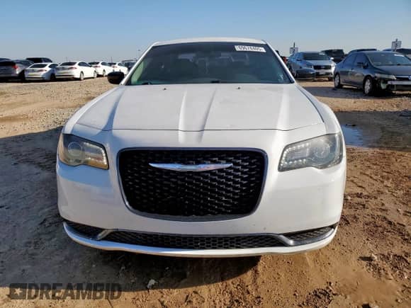 2018 Chrysler 300 Touring L z VIN 2C3CCAAG2JH293262, wystawiony jako Copart lot #69678405 z przebiegiem 92 694 mil mil oraz Czysty tytuł • Clean title. Historia ofert i sprzedaży dostępna na DreamBid. Obrazek 5.