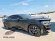 2022 Chevrolet Camaro ZL1 z VIN 1G1FJ1R61N0106977, wystawiony jako Copart lot #80406915 z przebiegiem 50 383 mil mil oraz Szkoda całkowita • Salvage title. Historia ofert i sprzedaży dostępna na DreamBid. Obrazek 4.