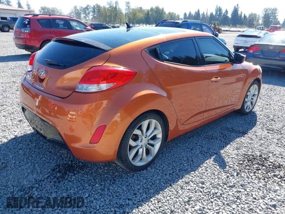 2013 Hyundai Veloster w/Black Int z VIN KMHTC6AD8DU085270, wystawiony jako IAAI lot #43240226 z przebiegiem 119 444 mil mil oraz . Historia ofert i sprzedaży dostępna na DreamBid. Obrazek 4.