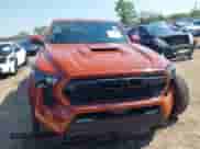 2025 Toyota Tacoma SR5 с VIN 3TMKB5FN7SM036657, выставлен на аукционе IAAI как лот 43373811 с пробегом 473 миль миль и . История ставок и продаж доступна на DreamBid. Изображение 12.