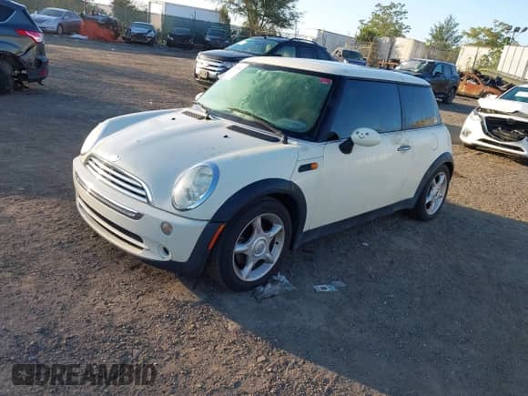2005 MINI Hardtop z VIN WMWRC33525TK61432, wystawiony jako IAAI lot #43381004 z przebiegiem 141 379 mil mil oraz . Historia ofert i sprzedaży dostępna na DreamBid. Obrazek 2.