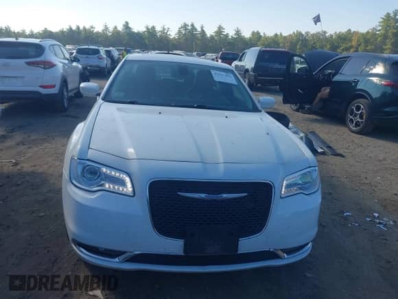 2016 Chrysler 300 Anniversary Edition z VIN 2C3CCARG2GH329318, wystawiony jako IAAI lot #43227896 z przebiegiem 109 565 mil mil oraz . Historia ofert i sprzedaży dostępna na DreamBid. Obrazek 13.