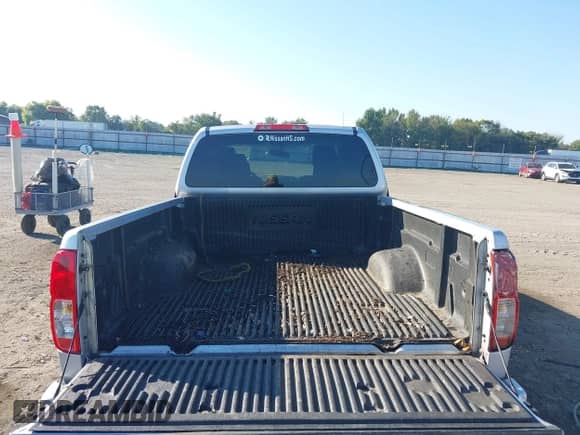 2018 Nissan Frontier SV z VIN 1N6BD0CT9JN732096, wystawiony jako IAAI lot #43325333 z przebiegiem Nie podano mil oraz . Historia ofert i sprzedaży dostępna na DreamBid. Obrazek 17.