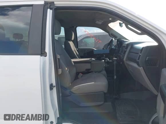 2019 Ford F-250 XL z VIN 1FT7X2B67KED93380, wystawiony jako IAAI lot #43143387 z przebiegiem 132 060 mil mil oraz . Historia ofert i sprzedaży dostępna na DreamBid. Obrazek 5.