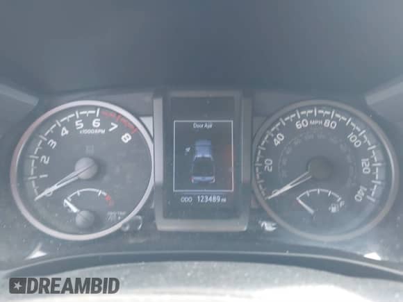 2020 Toyota Tacoma SR5 z VIN 3TMBZ5DN7LM026596, wystawiony jako IAAI lot #40705410 z przebiegiem 123 489 mil mil oraz . Historia ofert i sprzedaży dostępna na DreamBid. Obrazek 7.