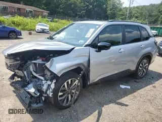 2025 Subaru Forester Touring z VIN JF2SLDTC1SH467897, wystawiony jako Copart lot #66722675 z przebiegiem Nie podano mil oraz Szkoda całkowita • Salvage title. Historia ofert i sprzedaży dostępna na DreamBid. Obrazek 1.