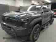2024 Toyota Tacoma SR5 z VIN 3TMLB5JN7RM065128, wystawiony jako IAAI lot #42327526 z przebiegiem 8 385 mil mil oraz . Historia ofert i sprzedaży dostępna na DreamBid. Obrazek 17.