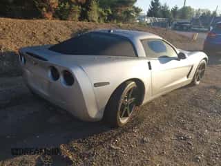 2005 Chevrolet Corvette z VIN 1G1YY24U755117551, wystawiony jako IAAI lot #43382935 z przebiegiem Nie podano mil oraz . Historia ofert i sprzedaży dostępna na DreamBid. Obrazek 4.