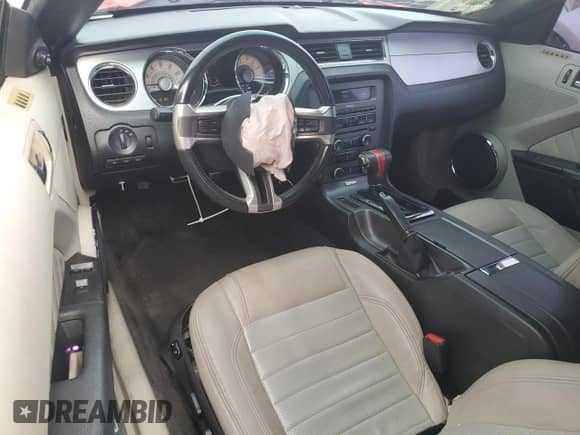 2010 Ford Mustang V6 z VIN 1ZVBP8EN9A5171595, wystawiony jako Copart lot #84477355 z przebiegiem 163 429 mil mil oraz Szkoda całkowita • Salvage title. Historia ofert i sprzedaży dostępna na DreamBid. Obrazek 8.