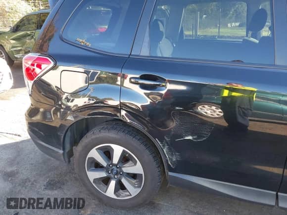 2018 Subaru Forester Premium z VIN JF2SJAEC5JH405628, wystawiony jako IAAI lot #43463543 z przebiegiem 106 481 mil mil oraz . Historia ofert i sprzedaży dostępna na DreamBid. Obrazek 17.